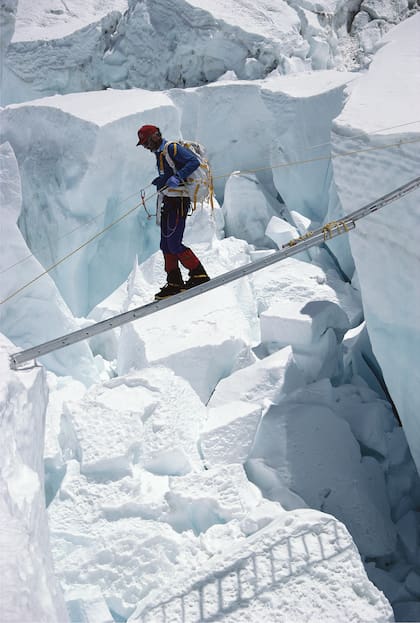 Así son los peligrosos cruces que hay sobre las grietas que se encuentran en el ascenso al Everest