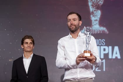 Así terminó el año deportivo de Polito Pieres: con su Olimpia de Plata; lo mira su compañero Camilo Castagnola, también ternado y subido a 10 goles de handicap.