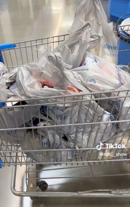 Así terminó el carrito de la tiktoker después de comprar en el supermercado