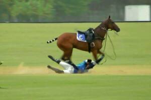 Así terminó Isidro Strada cuando quiso cambiar de caballo sin haberse detenido, saltando en pleno galope, en la derrota de La Irenita II por 13-8 contra La Irenita en el Abierto de Hurlingham.