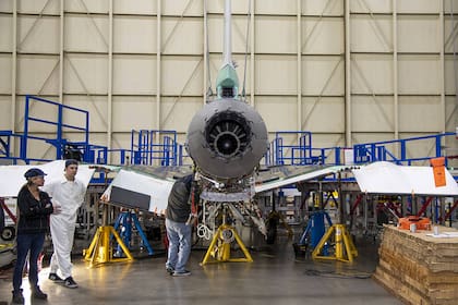 Así trabajan en el taller de NASA para armar el avión supersónico