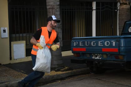 Así trabajó el intendente Francisco Azcué junto a los recolectores de basura