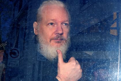 Así trasladaban a Julian Assange luego de su detención en la embajada de Ecuador en Londres
