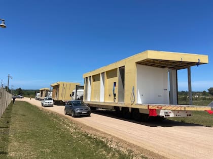 Así trasladaban los módulos en camiones. Gentileza Arq. Víctor Della Vecchia