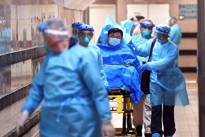 Así trasladan en el hospital de Hong Kong a un caso sospechoso de coronavirus; en la Argentina aún no se registraron casos.