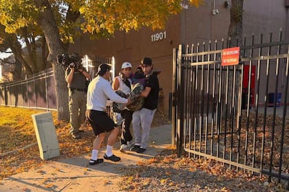 Así tuvo que salir del centro de detención el cura liberado en Colorado