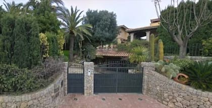 Así ven los vecinos que pasan por la puerta de la propiedad del ex piloto