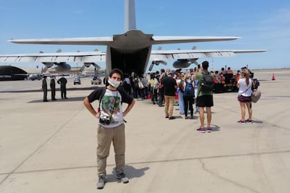 Un Hércules de la Fuerza Área transporta argentinos varados en el exterior