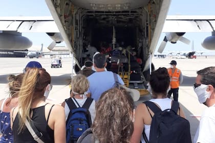 Por el avance del coronavirus, la Argentina ya repatrió ciudadanos desde Perú en Hércules de la Fuerza Aérea
