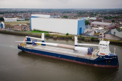 Así viajó una de las palas de 107 metros de largo de la turbina Haliade X de GE