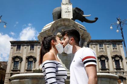 Una pareja se besa en la Plaza Duomo en Catania
