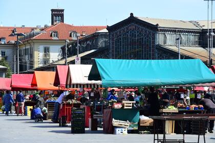 Se reanudó el ambiente típico del mercado de Porta Palazzo en Turín