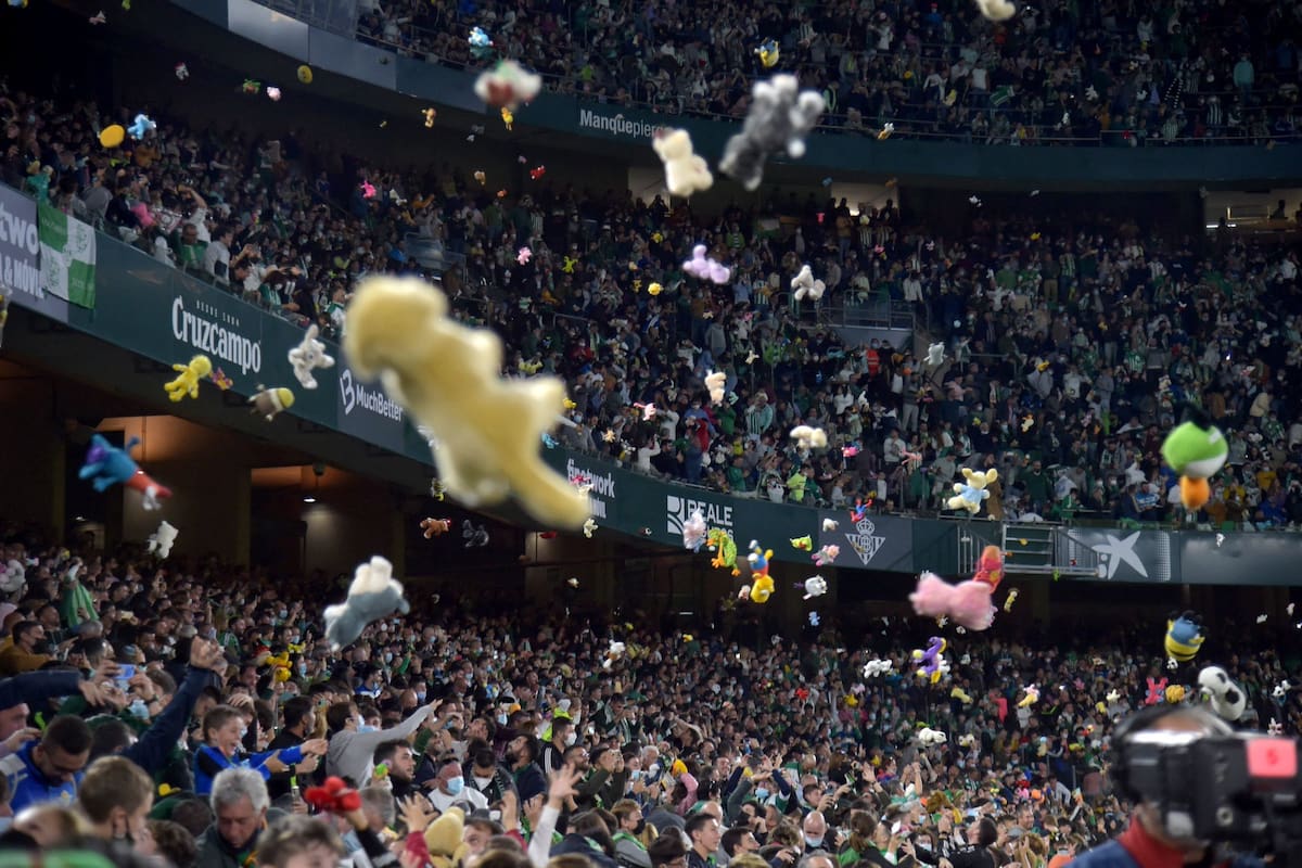 Así volaron los peluches desde las tribunas