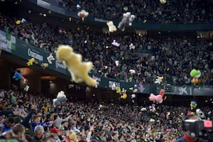 Así volaron los peluches desde las tribunas