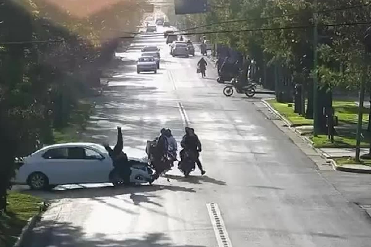 Así voló uno de los motociclistas al ser chocado por un auto