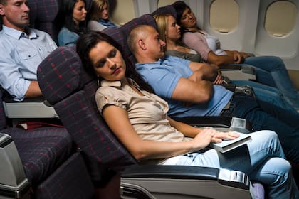 Asientos reclinados en vuelos, una polémica que se volvió viral