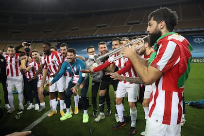 Asier Villibre toca para Bilbao; el trompetista que sacó de quicio a Messi y festejó en Sevilla con el título de la Supercopa