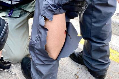 Asimismo, un vehículo blindado fue incendiado por cócteles molotov cuando intentaba despejar un puente ocupado