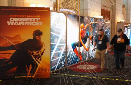 Asistentes a CinemaCon recorren este martes los pasillos de la convención de los dueños de los cines de EE. UU. que se realiza en Las Vegas