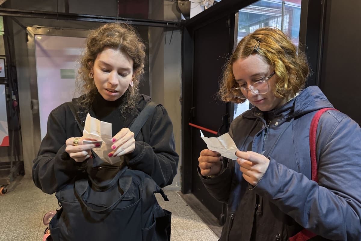 Asistentes a la Feria de Editores leen los poemas que entrega La Máquina de Poesía