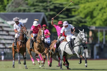 Durante el 14-12 decisivo para clasificarse para el Abierto de Palermo, defiende Pedro Falabella (4), el back de La Irenita II, equipo que aporta tres de los cinco debutantes en este Argentino.