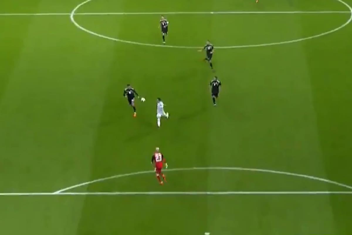 Aspas se apresta a definir tras recibir el pase largo de De Gea