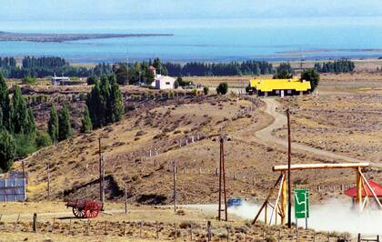 Aspecto de El Calafate en los años 80. Se aprecia el antiguo aeropuerto que en la actualidad fue absorbido por el ejido urbano.