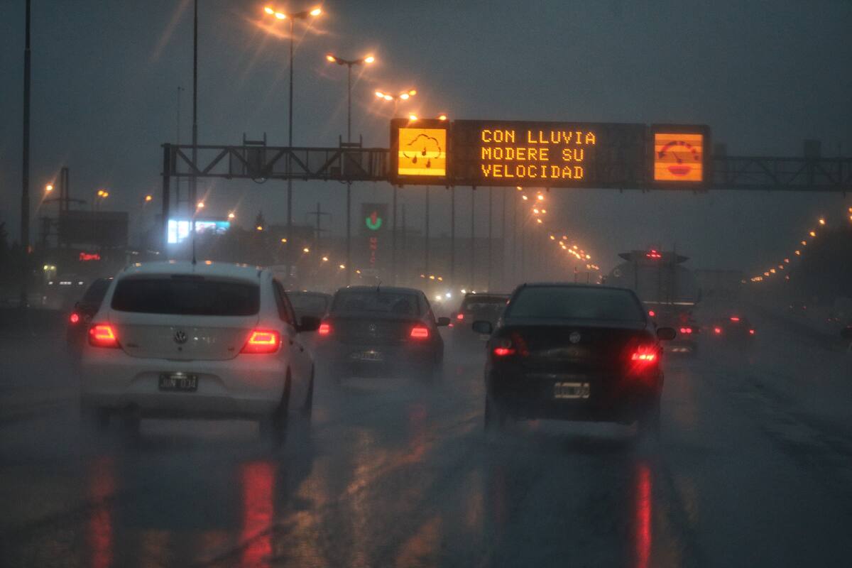Aspecto de la Panamericana durante la lluvia que mantuvo el día en penumbras hoy a las 16:30 (Archivo)