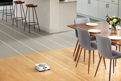 Aspiradoras robot (como la de la foto), sistemas para tener cobertura wi-fi en toda la casa y la máquina que cocina sola son algunos de los dispositivos que se consiguen en la Argentina y que pueden hacerte más fáciles la vida y el teletrabajo durante el aislamiento; es posible adquirirlos por inter