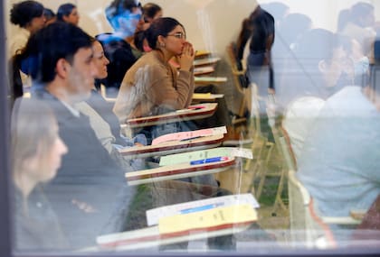 Aspirantes durante la evaluación, que se realizó en simultáneo con otras sedes de la provincia para evitar irregularidades