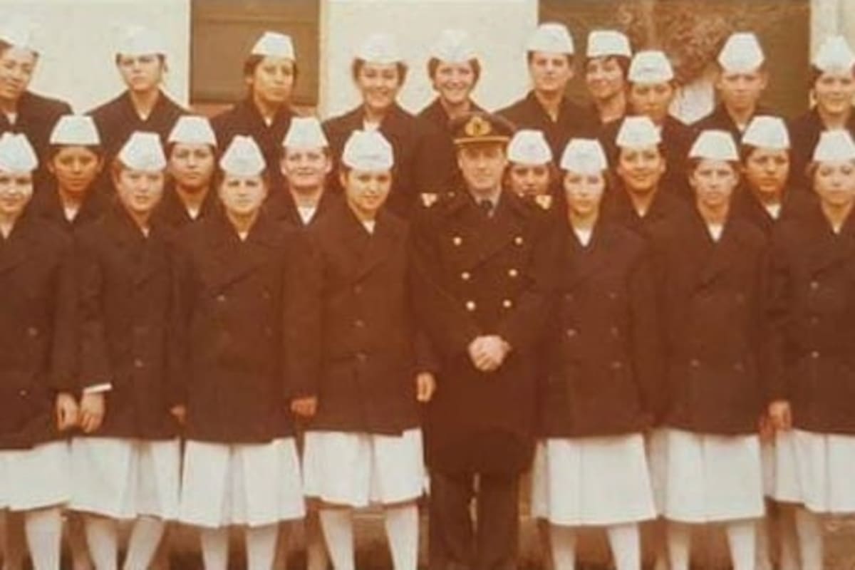 Aspirantes navales a enfermeras que a comienzos de los 80 cursaban la carrera de enfermería y en 1982 fueron afectadas a servir en el Hospital Naval de Puerto Belgrano.