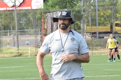 Pérez dirigió a Duendes, Pampas XV y Jaguares, además de ser asistente en los Pumas, antes de llegar a Olimpia, de Paraguay