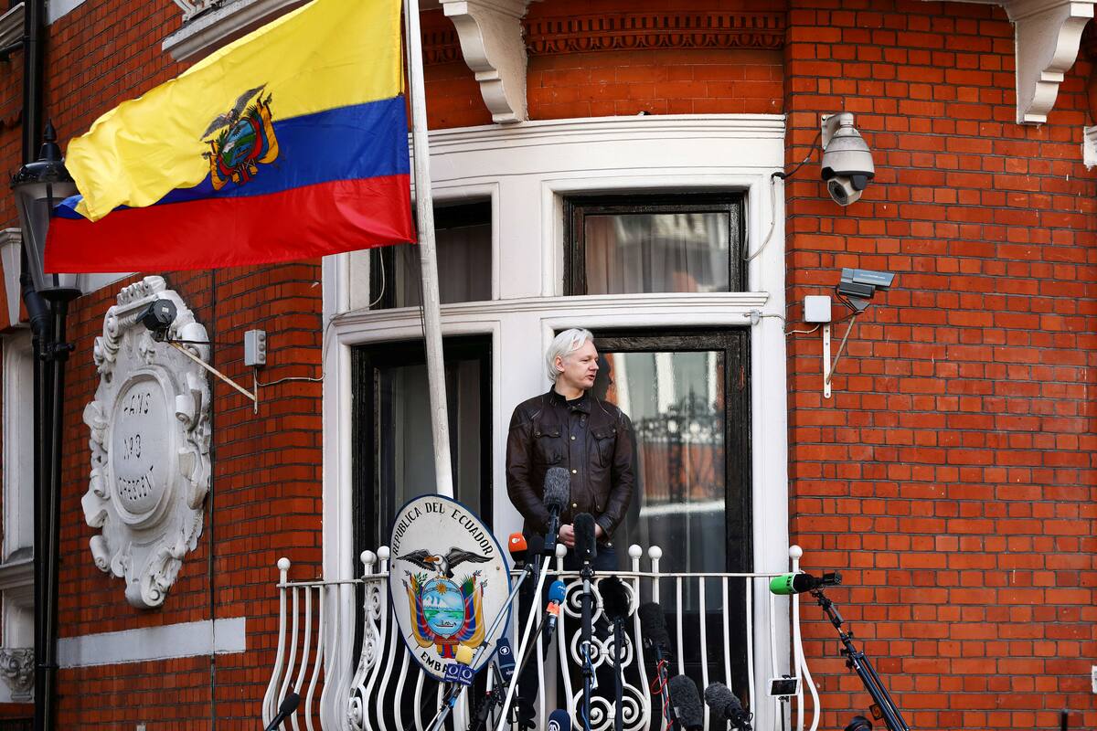 Assange, durante una conferencia de prensa en uno de los balcones de la embajada de Ecuador en Londres en los primeros días de su asilo