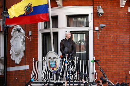 Assange, durante una conferencia de prensa en uno de los balcones de la embajada de Ecuador en Londres en los primeros días de su asilo