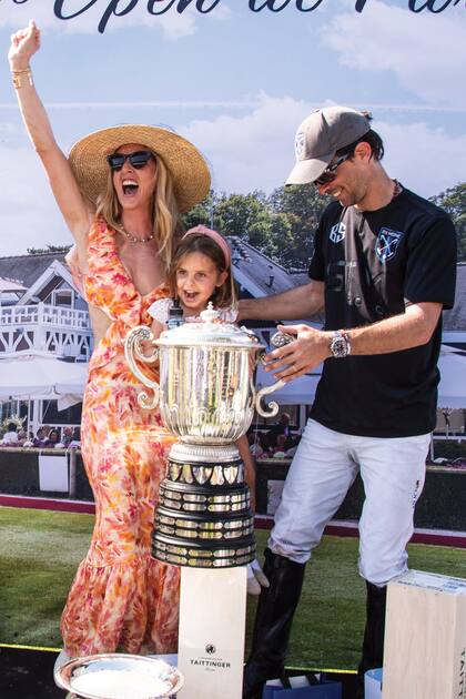 Assia, la más chiquita de la casa, quiso posar con la copa de su papá.
