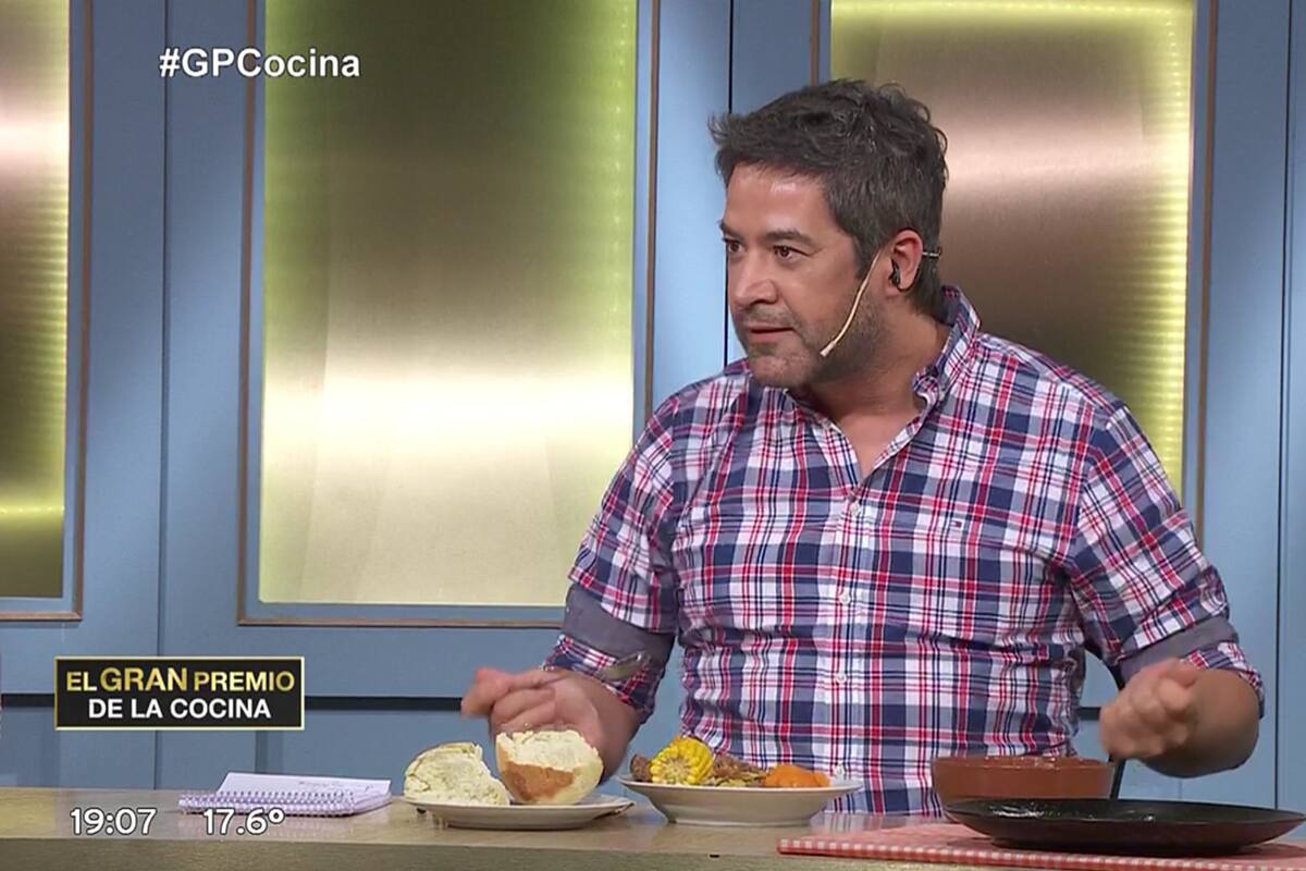 Asta probó el puchero del cocinero Matías y no pudo disimular su entusiasmo.