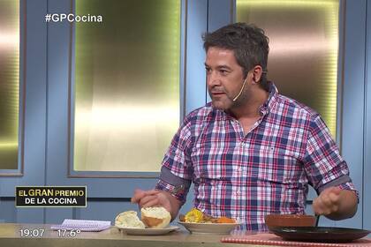 Asta probó el puchero del cocinero Matías y no pudo disimular su entusiasmo.