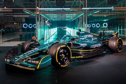 Aston Martin AMR-22.
Uno de los modelos más bellos; entre los primeros en ser presentado, respeta los colores históricos de la marca y exhibe una cuidada decoración