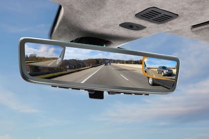 Aston Martin diseñó un espejo retrovisor con tres pnatallas incorporadas