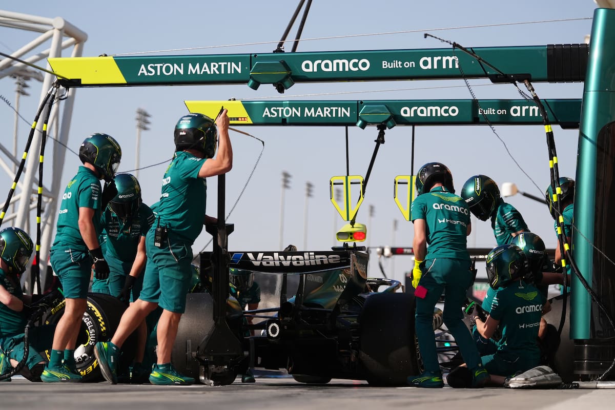 Aston Martin trabaja en el auto de Lance Stroll, que en la última jornada de entrenamientos de Bahréin sólo logró dar seis vueltas y no marcó ningún tiempo