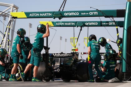 Aston Martin trabaja en el auto de Lance Stroll, que en la última jornada de entrenamientos de Bahréin sólo logró dar seis vueltas y no marcó ningún tiempo