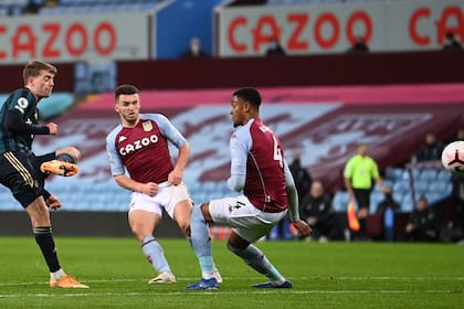Desde afuera del área, Patrick Bamford marcó el segundo gol de Leeds ante Aston Villa