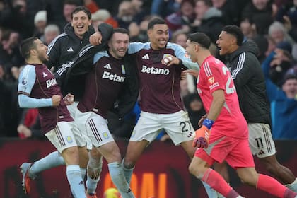 Aston Villa sorprende y vence al Arsenal con un gol tardío de Emiliano Buendía