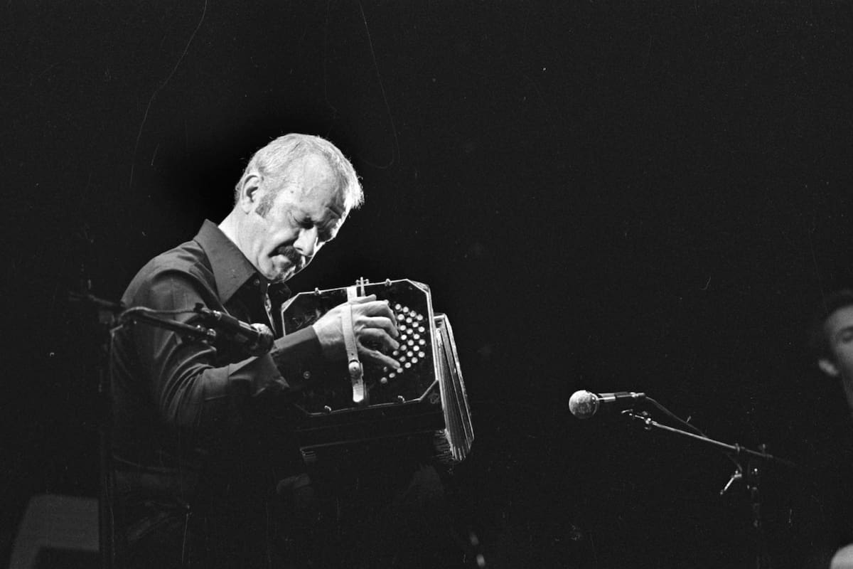 Astor Piazzolla en vivo en los años 70, tiempos en los que adoptó una nueva estética compositiva y sonora, los tiempos de Libertango