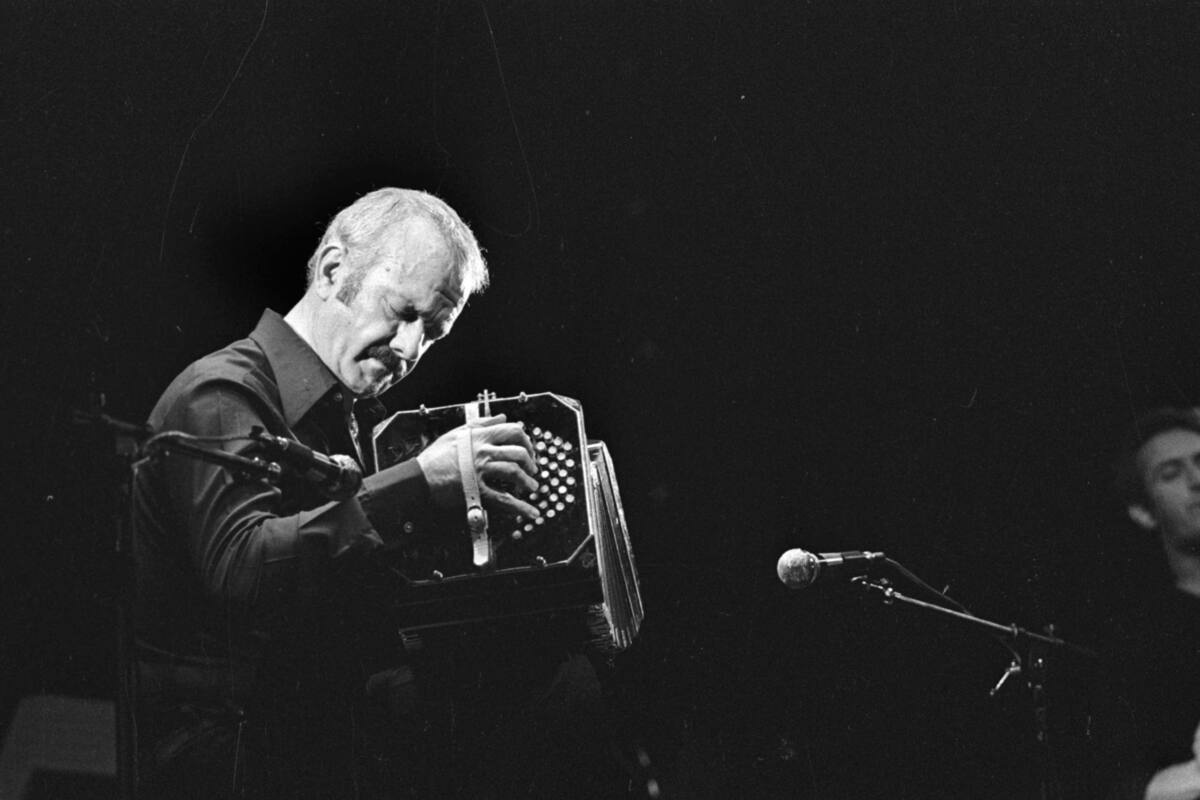 Astor Piazzolla, tocando en el Olympia de París, en 1977