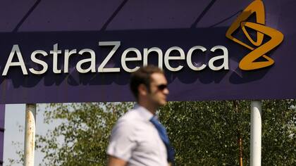 AstraZeneca es el laboratorio que está trabajando en la vacuna junto a la Universidad de Oxford, en Reino Unido.