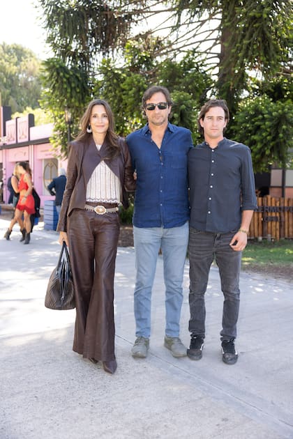 Astrid Muñoz (con total look de su marca, Curatoria), Eduardo Novillo Astrada y Cruz Novillo Astrada.