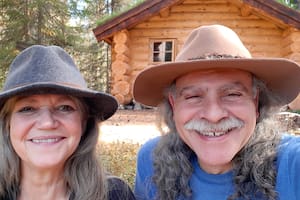 Dejó el país varias veces y hoy vive en un bosque escandinavo