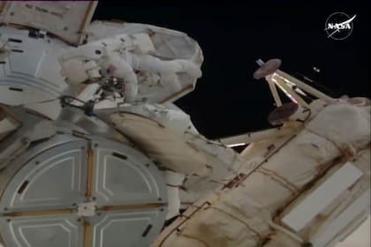 Astronautas de la NASA realizan quinta caminata espacial exclusivamente femenina