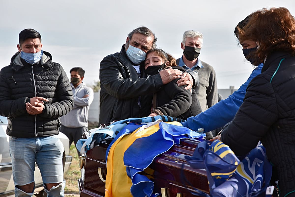 Astudillo: una masiva concentración de vecinos despidió al joven en su pueblo